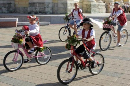 15:30 Bringás felvonulás