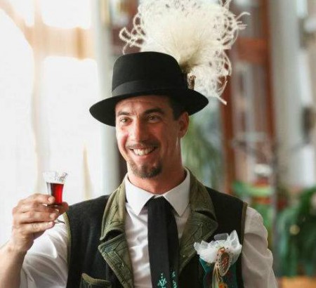 19:00 Színre lép a Vőfélyünk 